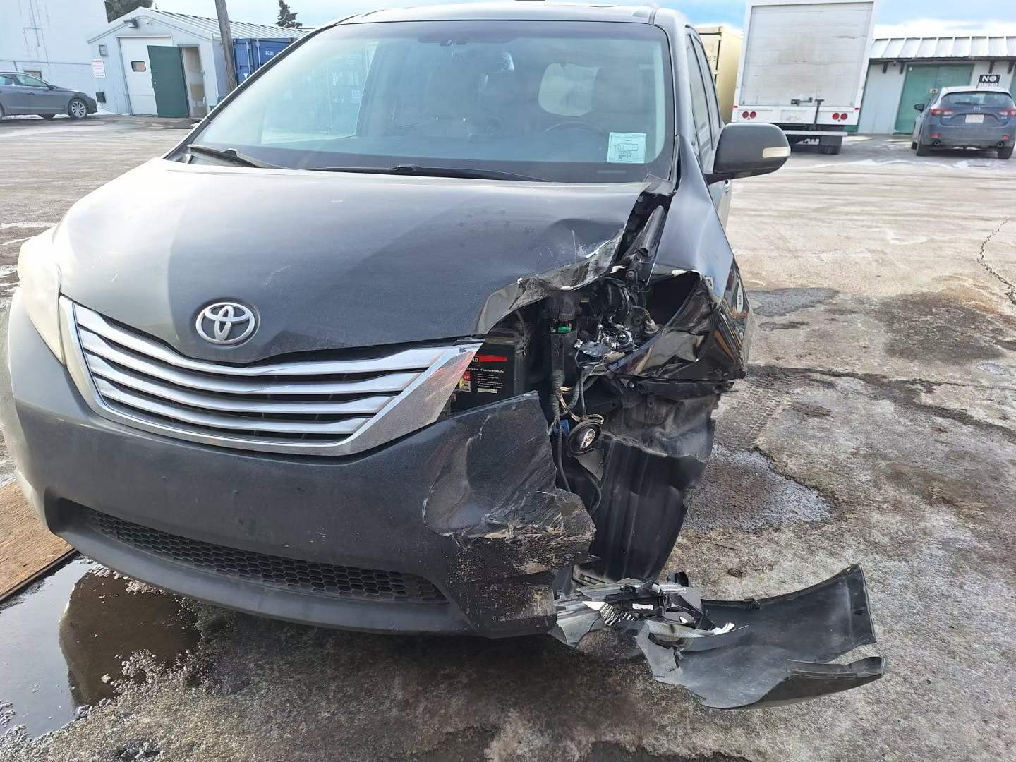 2013 款丰田塞纳前部事故维修报告（卡尔加里，艾伯塔省） repair photo 1 Calgary